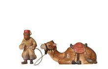 Pema Krippe Kameltreiber Bub mit Kamel liegend