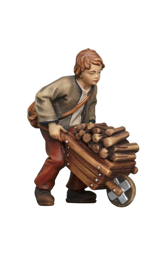 Kostner Krippe Bub mit Holzkarren