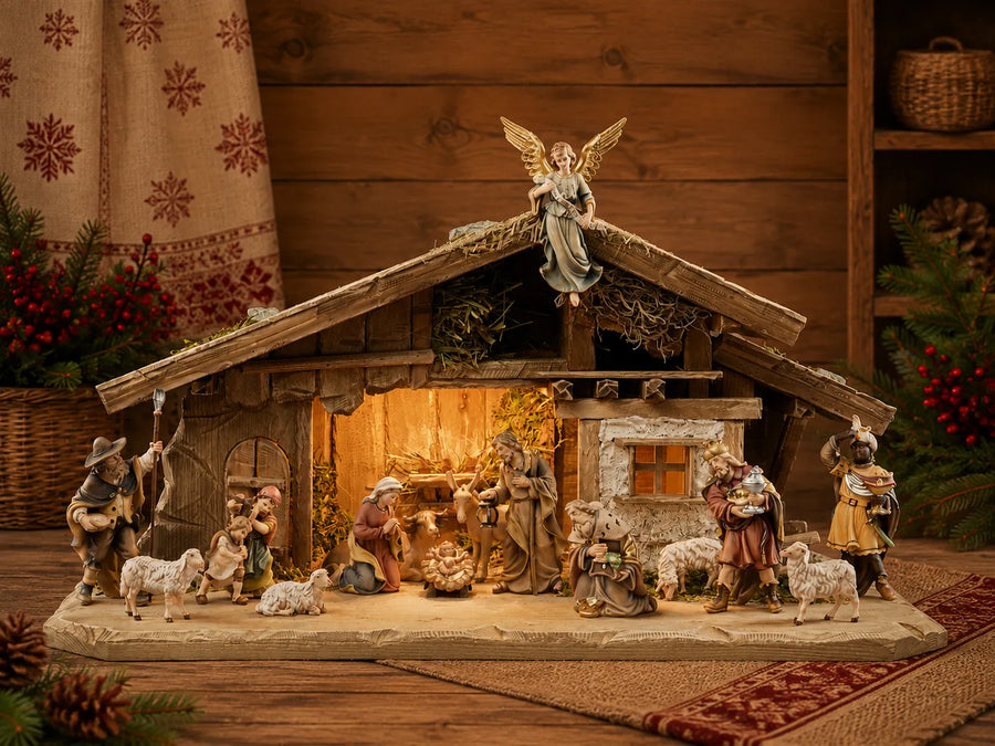 Insam Krippe aus Holz mit Heiliger Familie und traditionell geschnitzten Krippenfiguren aus Südtirol